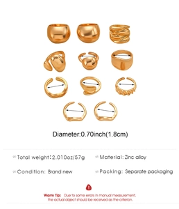 Detail eines 11-teiligen Goldring-Sets mit Lava-Strukturen und glänzender Zinklegierung