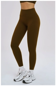 Gros plan du pantalon de yoga vert olive sans couture à taille haute et sa texture