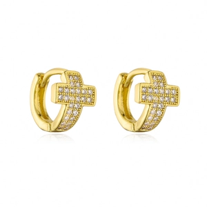 Dettaglio degli orecchini a croce placcati in oro 18K con zirconi micro-incastonati