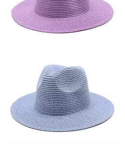 Dettaglio di cappelli fedora in paglia intrecciata con trama e struttura viola e blu
