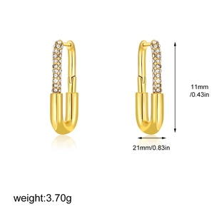 Detailed view of 18K gold plated U-shaped earrings with size dimensions 21x11mm