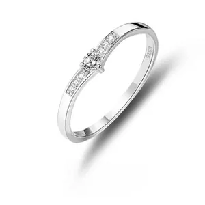 Dettaglio dell'anello in argento sterling S925 con zircone centrale a taglio brillante