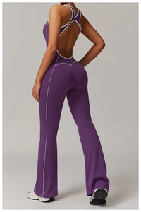 Yoga-Jumpsuit mit tiefem U-Rücken, Kreuzgurten und kontrastierenden weißen Paspeln