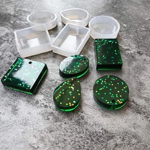 Silikonform-Set für DIY-Anhänger mit verschiedenen geometrischen Formen und Glitzer-Proben