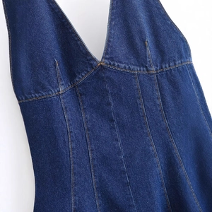 Robe en jean dos nu bleu foncé avec coutures jaunes contrastées et décolleté en V