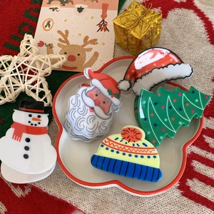 Christmas hair claw clips set featuring Santa and tree designs in a festive ceramic plate