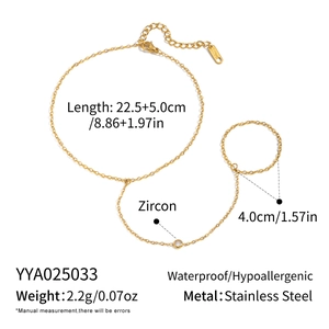 Vista dettagliata del bracciale ad anello in acciaio inossidabile con zircone tondo