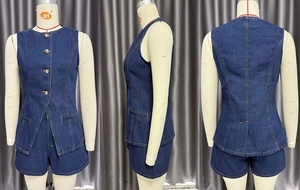 Dettaglio di un set in denim blu scuro con gilet senza maniche, bottoni vintage e shorts