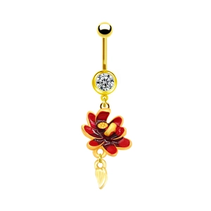 Dettaglio di un piercing all'ombelico dorato con fiore smaltato rosso e zircone