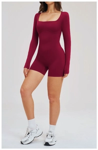 Détail d'un body bordeaux à manches longues avec décolleté carré et coutures de contour