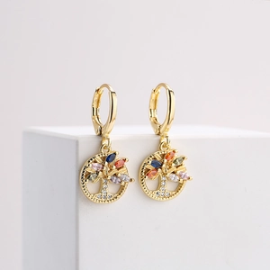 Elegante 18K Gold Baum des Lebens Creolen mit bunten Zirkoniasteinen auf weißem Display