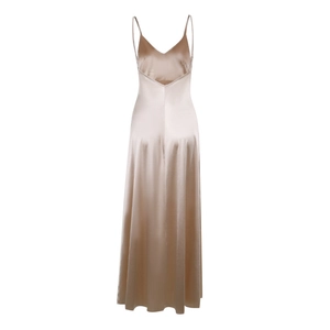 Détail de la robe en satin champagne montrant la coupe dos nu et le tissu soyeux brillant