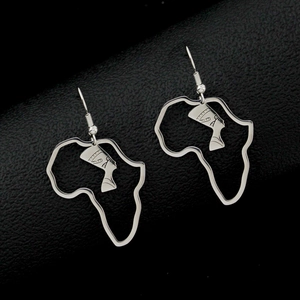 Vue détaillée macro des boucles d'oreilles carte d'Afrique argentées avec profil de Néfertiti