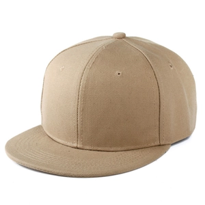 Dettaglio del tessuto in cotone twill kaki e degli occhielli di un cappellino piatto