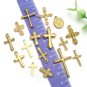 Collection de pendentifs croix en acier inoxydable doré de tailles variées avec règle