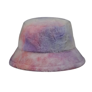 Détail d'un chapeau bob en fausse fourrure colorée avec texture peluche tie-dye