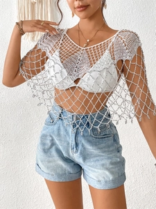 Détail du cache-maillot au crochet blanc avec franges perlées et strass brillants