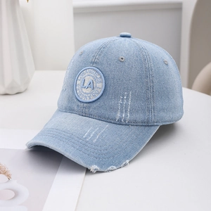 Berretto da baseball in denim lavato azzurro con ricamo Los Angeles sulla parte frontale