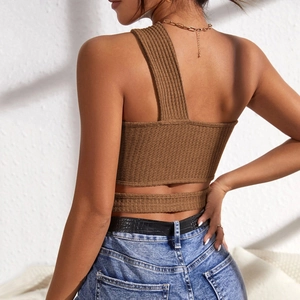 Detailansicht des braunen One-Shoulder-Strick-Crop-Tops mit sexy rückenfreiem Design
