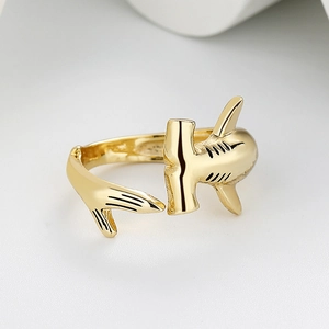 Verstellbarer Hammerhai-Ring in poliertem Gold-Finish für einen modernen Look