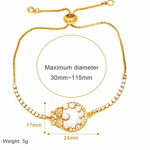 Detalle de pulsera ajustable de corazón y perlas dorada con circonitas brillantes