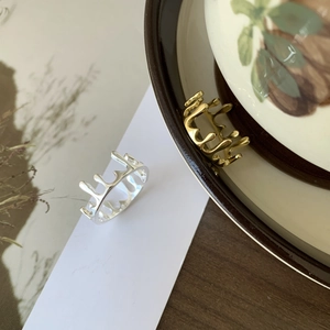 Artistic lava drop rings in gold and silver finish on ceramic plates with dried flowers