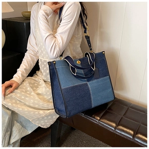Sac fourre-tout en denim patchwork avec poignées blanches et détails dorés