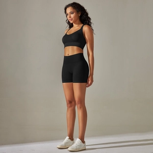 Détail d'un ensemble de sport côtelé noir avec soutien-gorge dos nageur et short haut