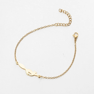 Detalle de pulsera con colgante de zorro dorado con cierre de mosquetón y cadena ajustable