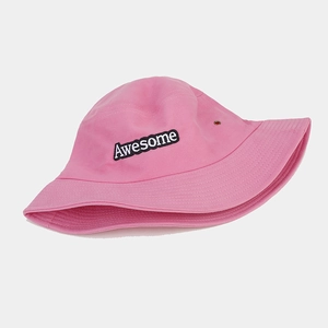Détail d'un chapeau bob rose en coton avec broderie Awesome et œillets en métal