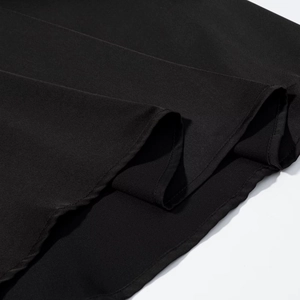 Gros plan détaillé de l'ourlet en dentelle noire et de la texture de cette robe élégante
