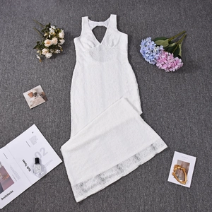 Gros plan sur la robe en dentelle blanche avec motifs floraux et design dos nu élégant