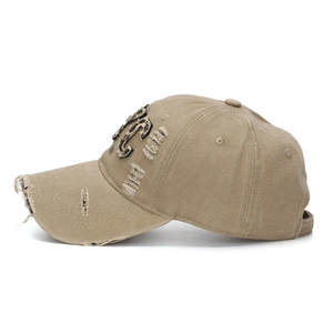 Dettaglio cappellino da baseball kaki vintage con ricamo NYC e rifiniture consumate