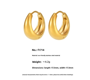Détail de boucles d'oreilles créoles dorées en forme de goutte en acier inoxydable de 17,3 mm