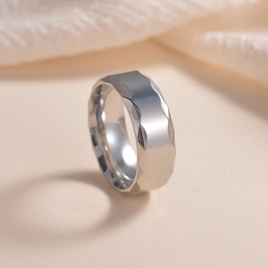 Herrenring aus Silber mit geometrischen Facetten und minimalistischem, poliertem Metall-Finish