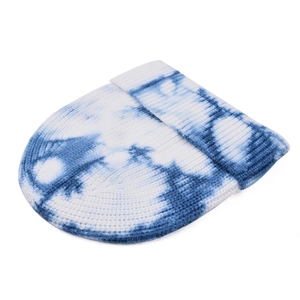 Détail de la texture en maille côtelée tie-dye bleu et blanc d'un bonnet d'hiver