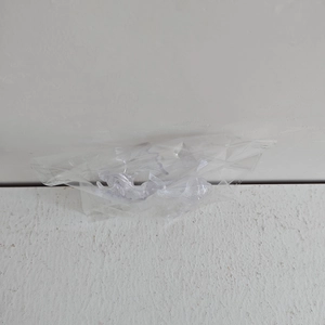 Gros plan d'une décoration de Noël en forme de renne en acrylique clair sous emballage