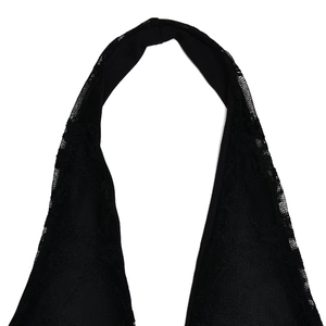 Nahaufnahme der schwarzen Spitzen-Neckholder-Details und Stofftextur am Kleid