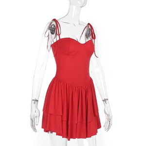 Détails de la robe rouge à volants avec décolleté en cœur et nœuds aux épaules