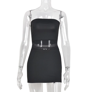 Détail de l'ensemble haut bandeau en maille noire et mini-jupe sur mannequin