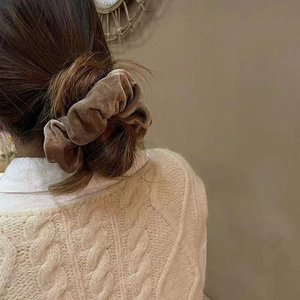 Chouchou géant en velours marron sur chignon, accessoire cheveux plissé élégant pour femme
