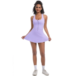 Détail d'une robe de tennis lavande avec fermeture éclair et jupe plissée en ligne A