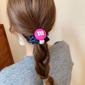 Détail d'un chouchou bleu avec perle de résine rose M et perle blanche sur une queue