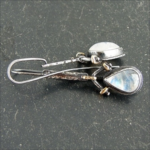 Pendientes vintage de plata oxidada con piedra de luna y diseño artístico asimétrico