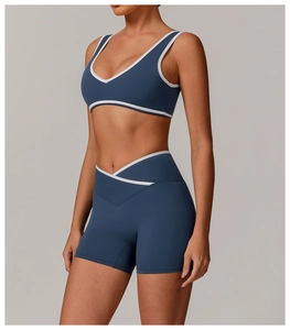 Détail du short de yoga taille haute avec ceinture en V en bleu marine et blanc