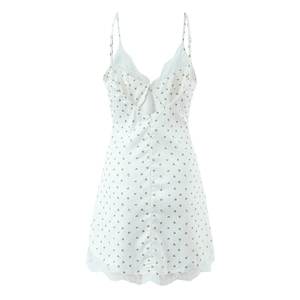 Robe nuisette élégante en satin blanc avec imprimés floraux et bordure en dentelle