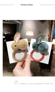 Dettaglio di elastici per capelli a coniglio in peluche kaki e verde con lana morbida