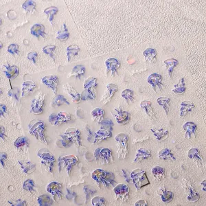 Makroaufnahme von irisierenden Quallen-Nagelstickern mit geprägter Textur und Holo-Effekt