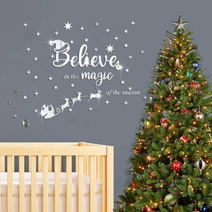 Silberner Acryl-Wandaufkleber mit dem Spruch 'Believe in the magic of the season' und Santa