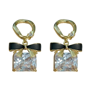Boucles d'oreilles dorées avec nœuds noirs et pierres de zircone de coupe carrée